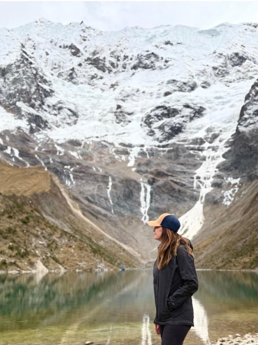 Ana Gabriela Carvalho diante de um lago entre montanhas